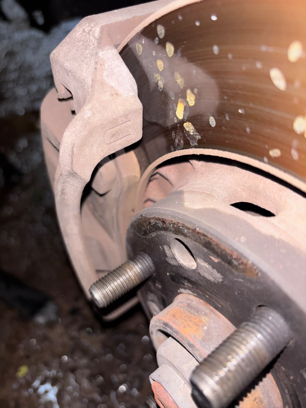 Disco de freno y caliper revisados en un servicio de frenos en AUTOTLAN