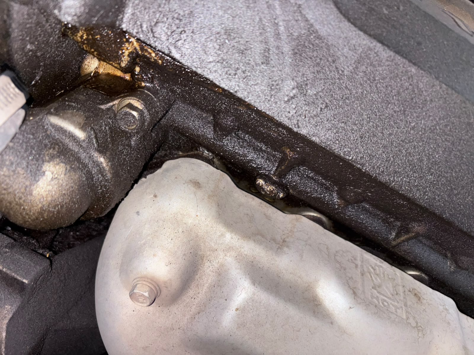 Fuga de aceite en el motor detectada durante un diagnóstico en AUTOTLAN