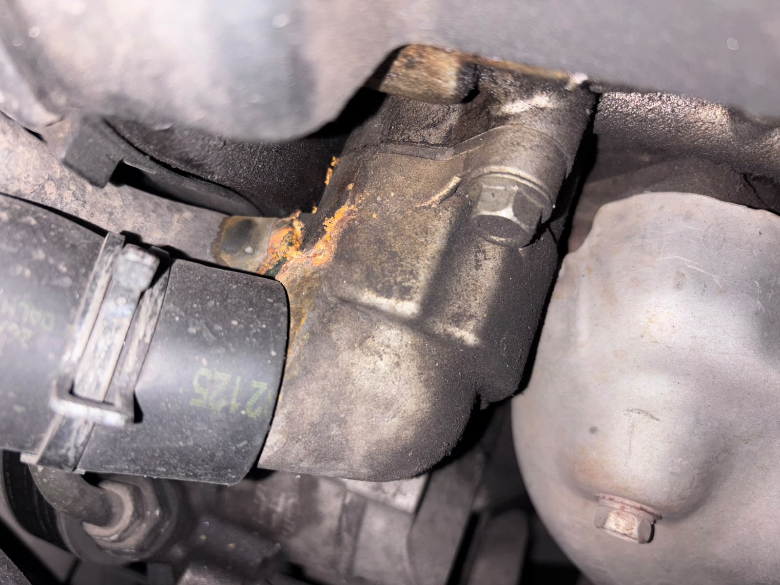 Componente con fuga de refrigerante antes de su reparación en AUTOTLAN
