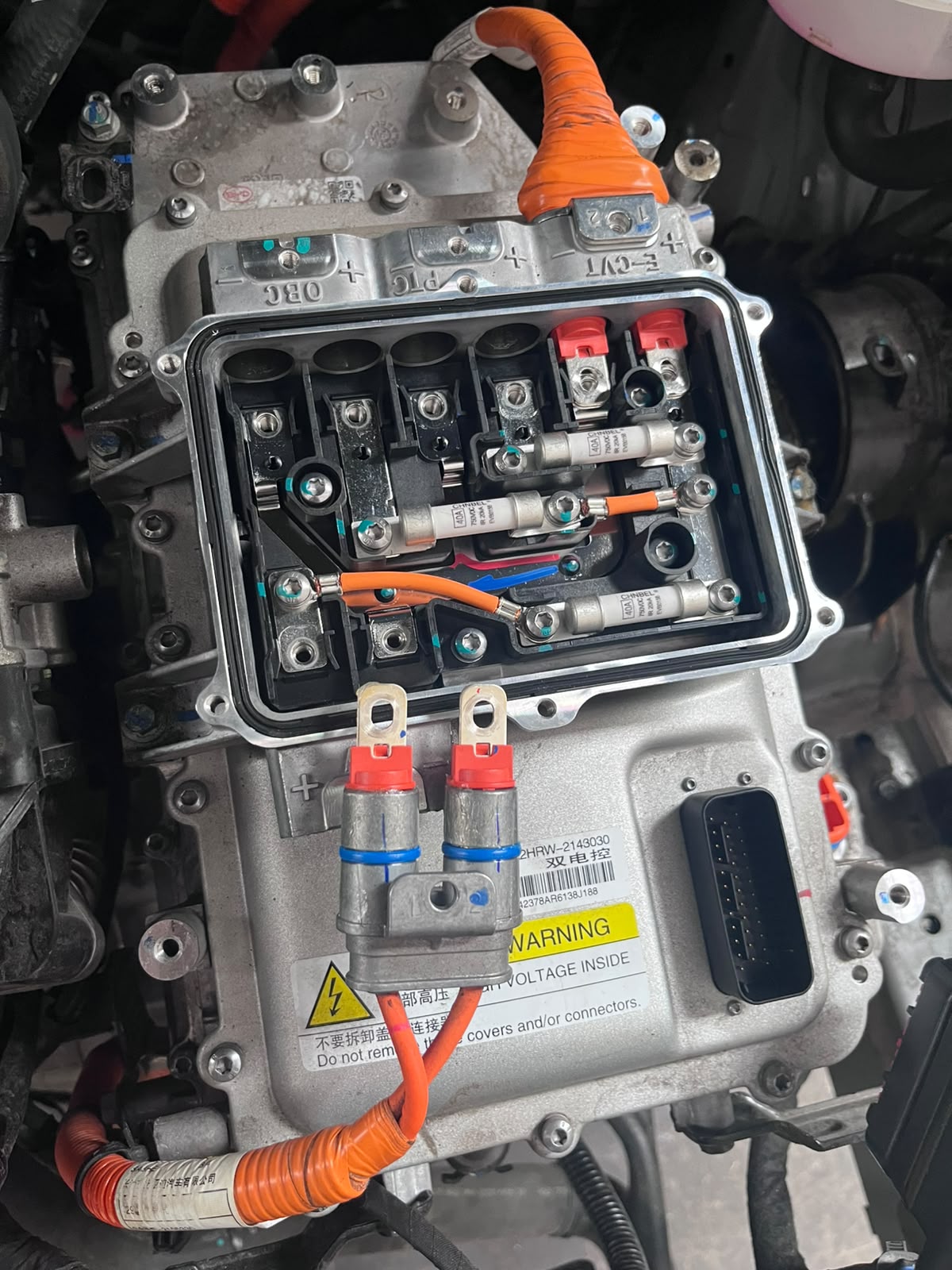 Módulo de alto voltaje de un vehículo eléctrico revisado en el taller AUTOTLAN
