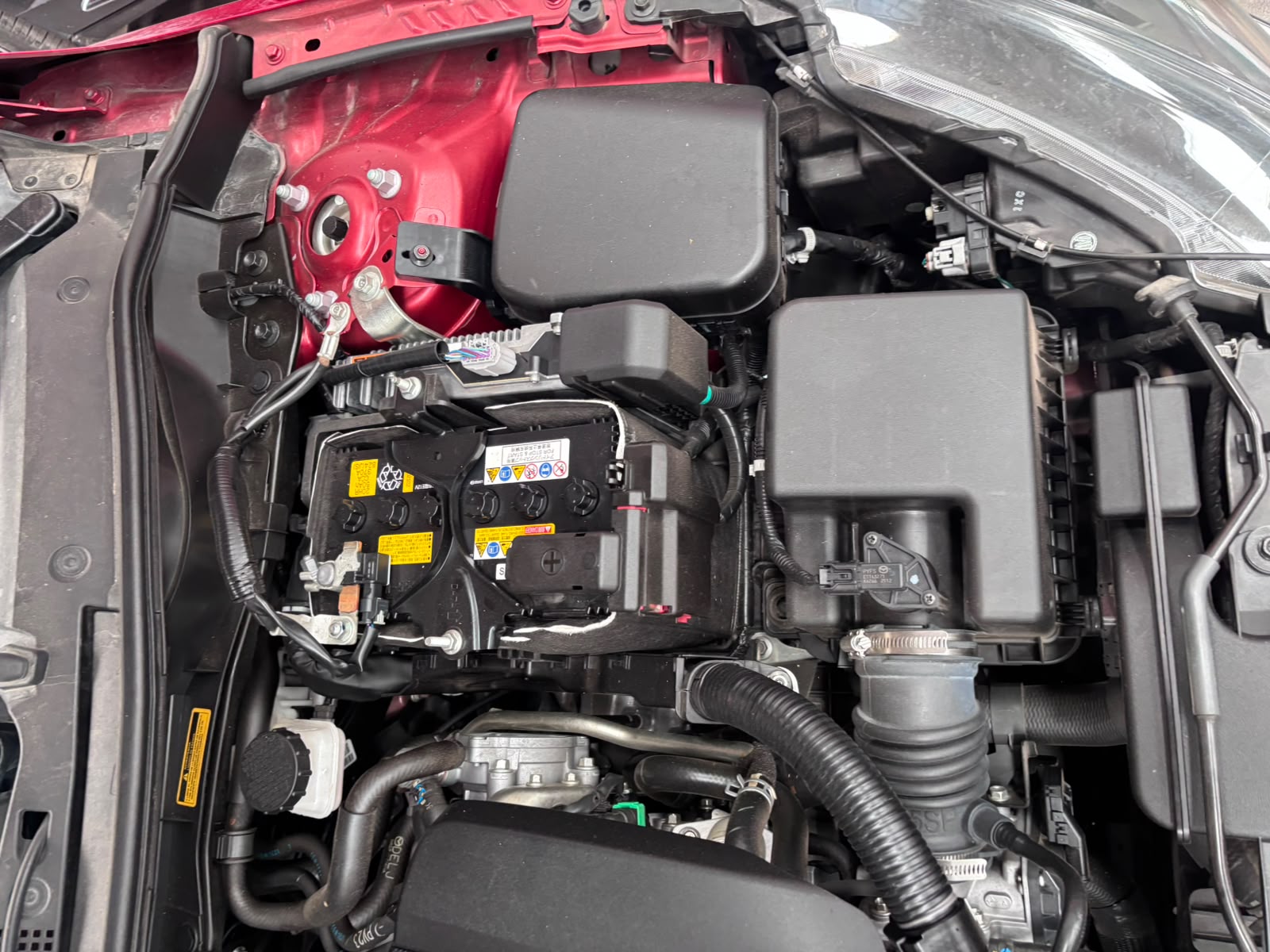 Batería y sistema de admisión revisados en un diagnóstico automotriz en AUTOTLAN