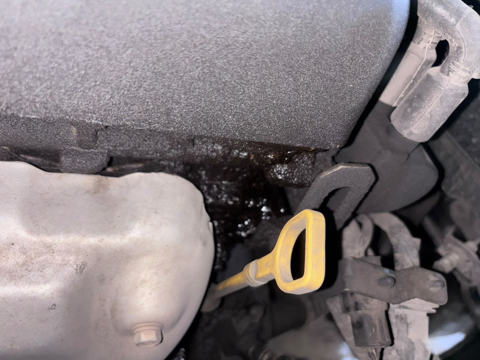 Fuga de aceite en el motor antes de su reparación en AUTOTLAN