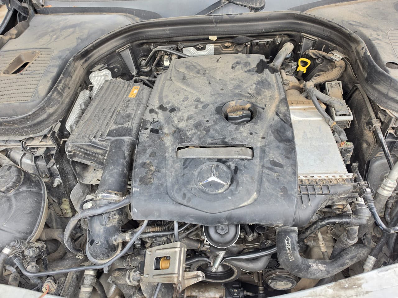 Compartimento del motor de un Mercedes-Benz revisado en AUTOTLAN