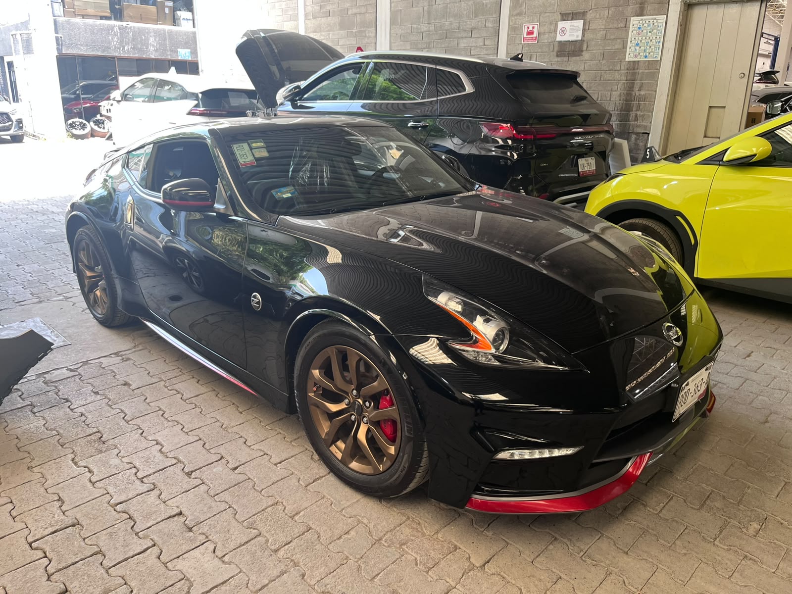 Nissan 370Z en revisión dentro del taller mecánico AUTOTLAN en Ixtapaluca