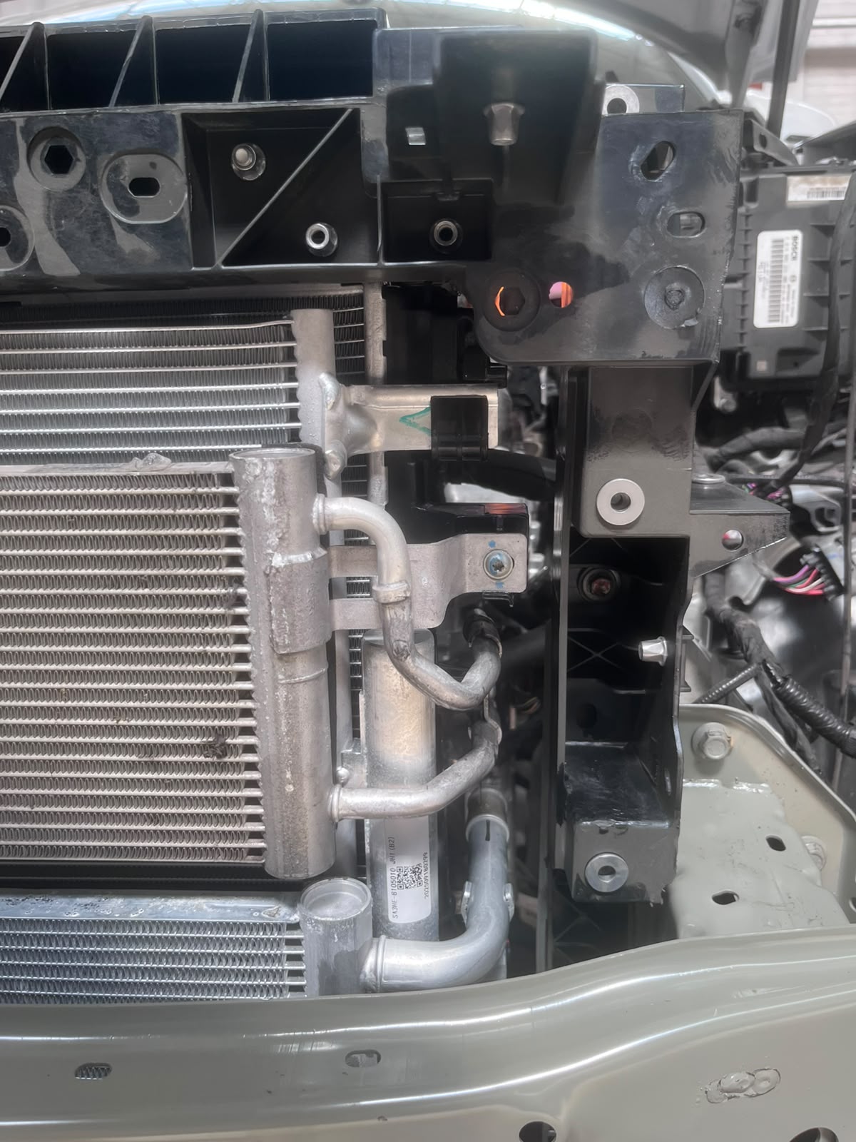 Montaje de radiador y condensador en una reparación de enfriamiento en AUTOTLAN