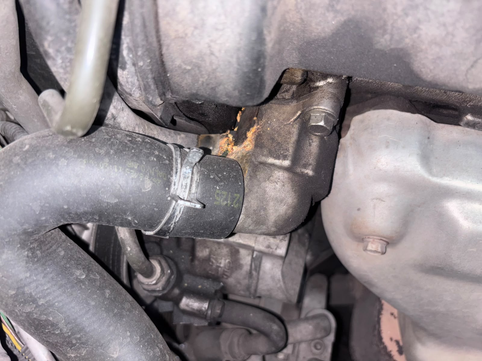 Componente con fuga de refrigerante antes de repararse en AUTOTLAN
