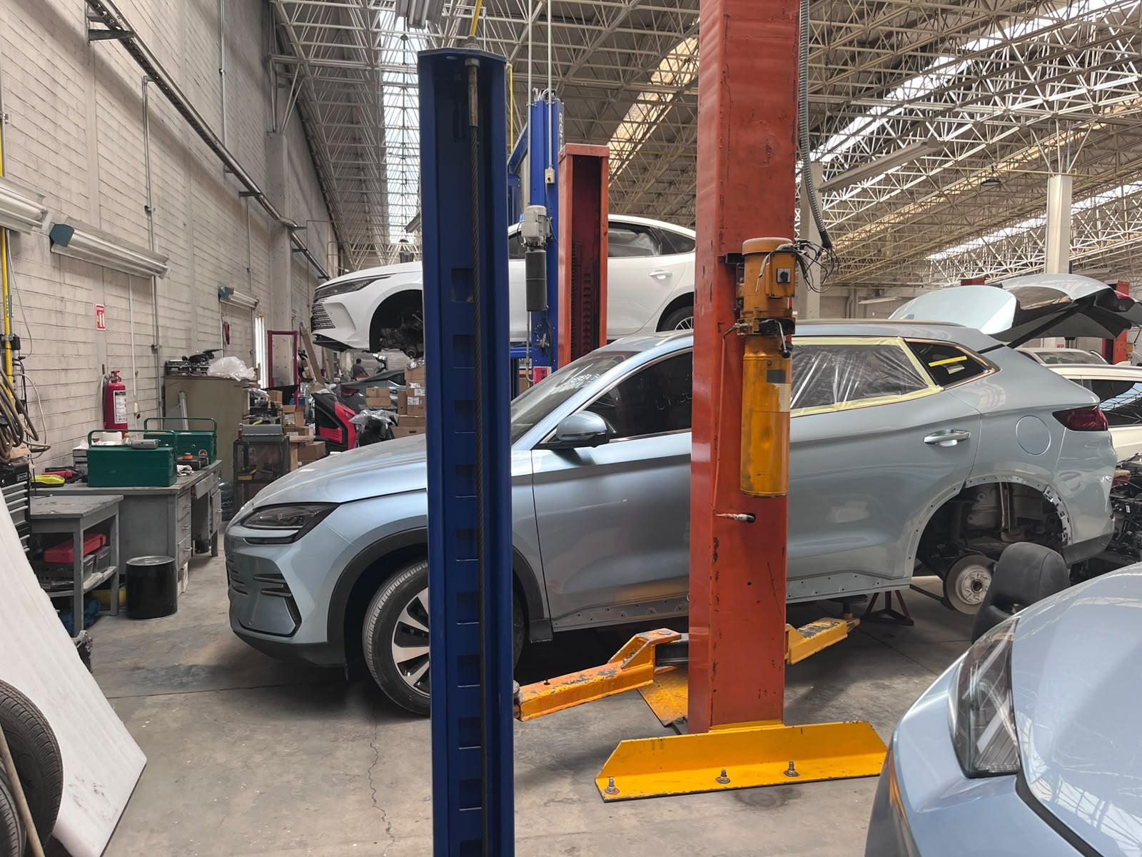 Vehículo sobre elevador en el taller mecánico AUTOTLAN, Ixtapaluca