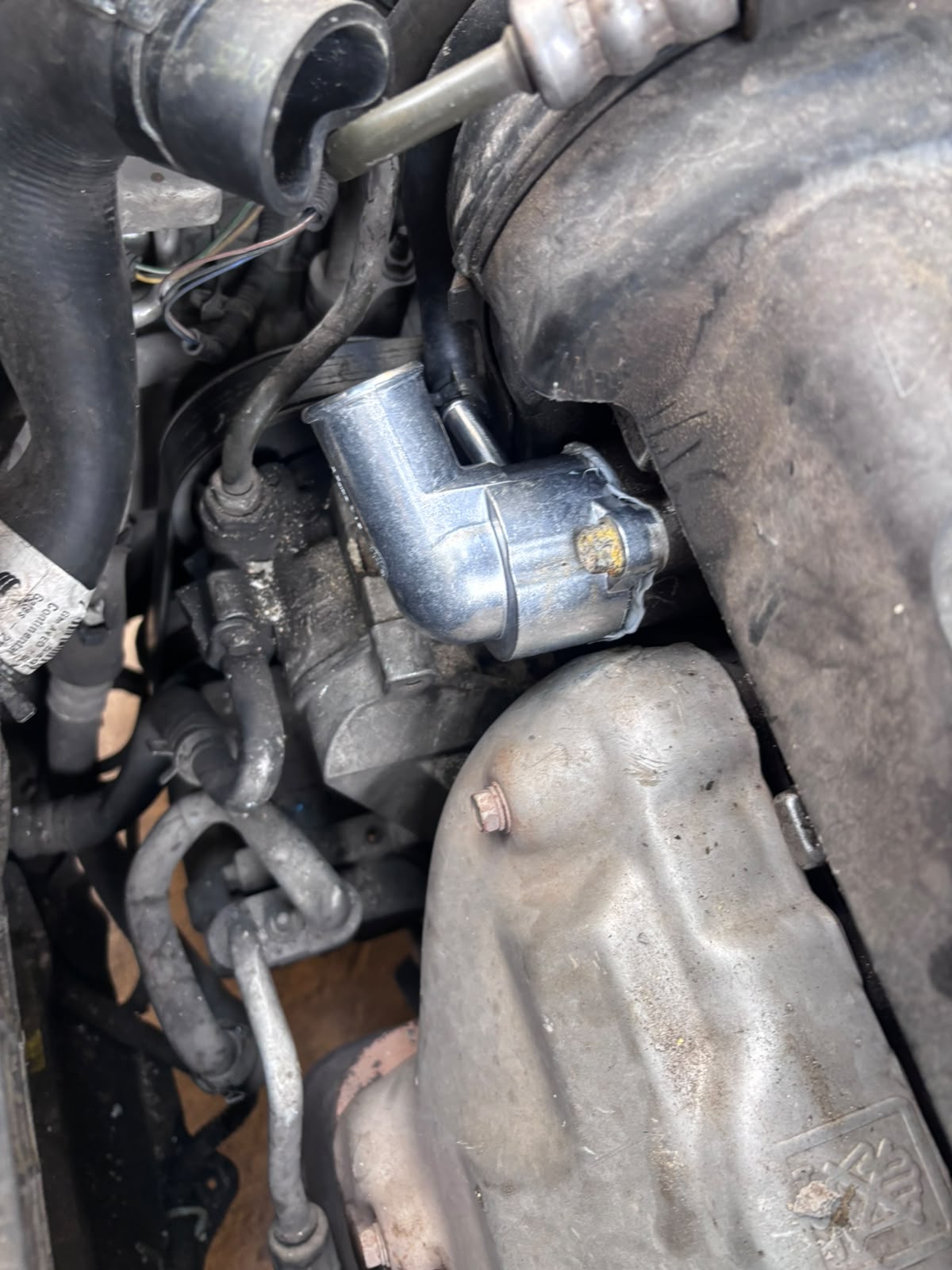 Termostato y codo nuevos instalados en el sistema de enfriamiento en AUTOTLAN