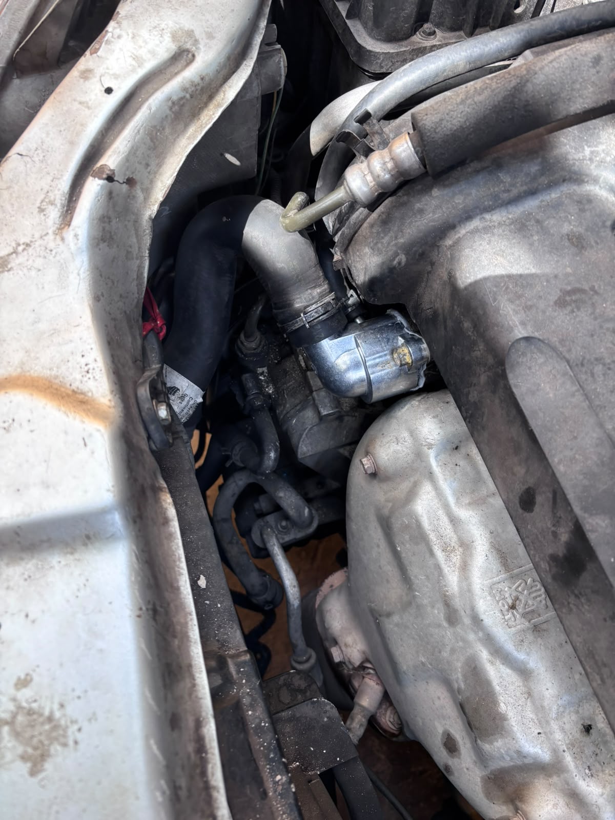 Manguera del termostato instalada durante una reparación en AUTOTLAN