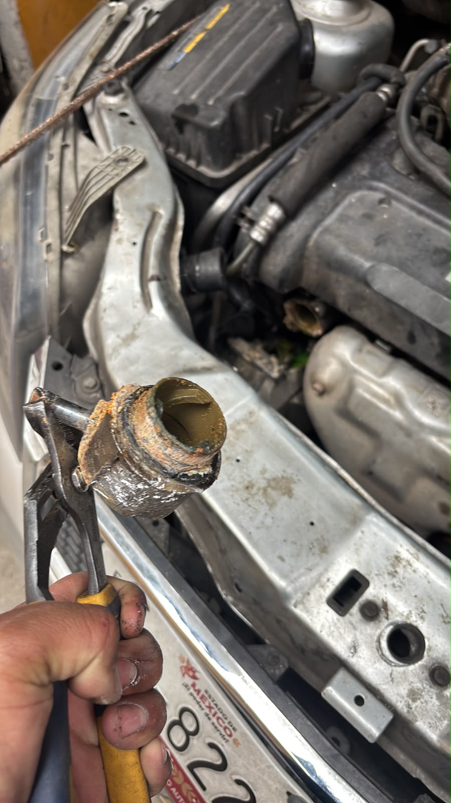 Pieza oxidada del termostato antes de su cambio en AUTOTLAN