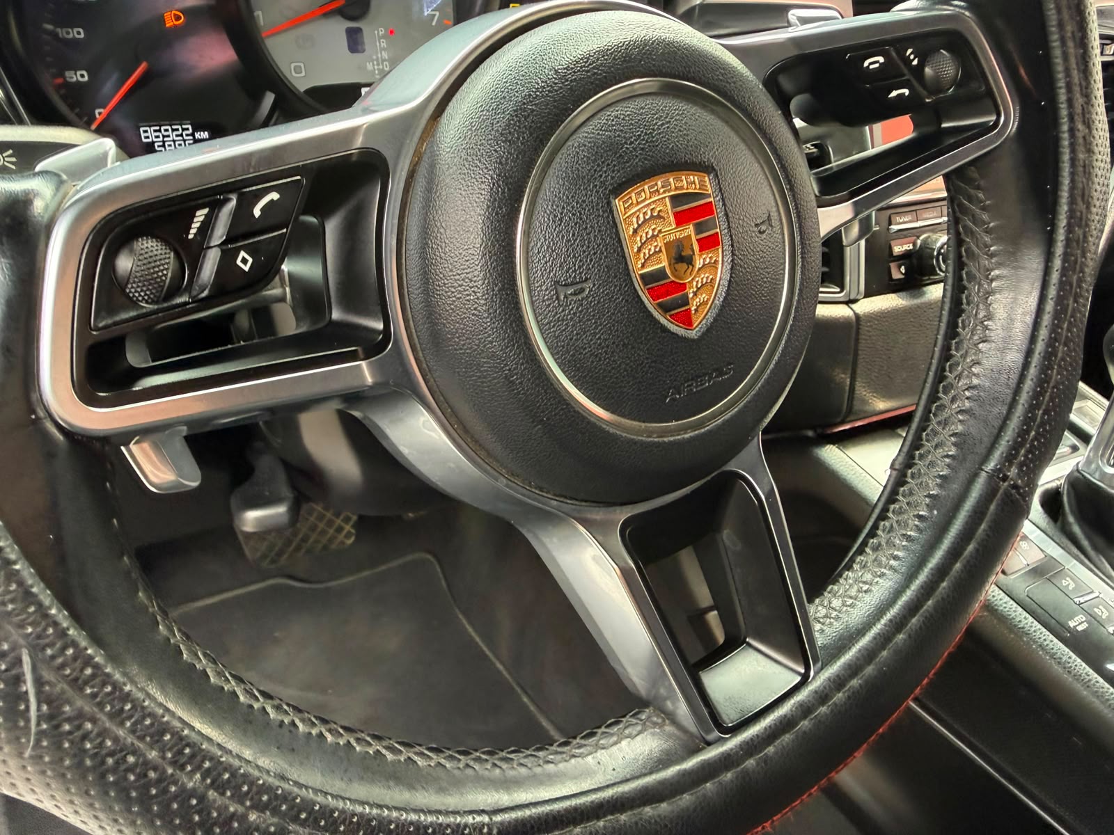 Volante de Porsche revisado en el taller AUTOTLAN