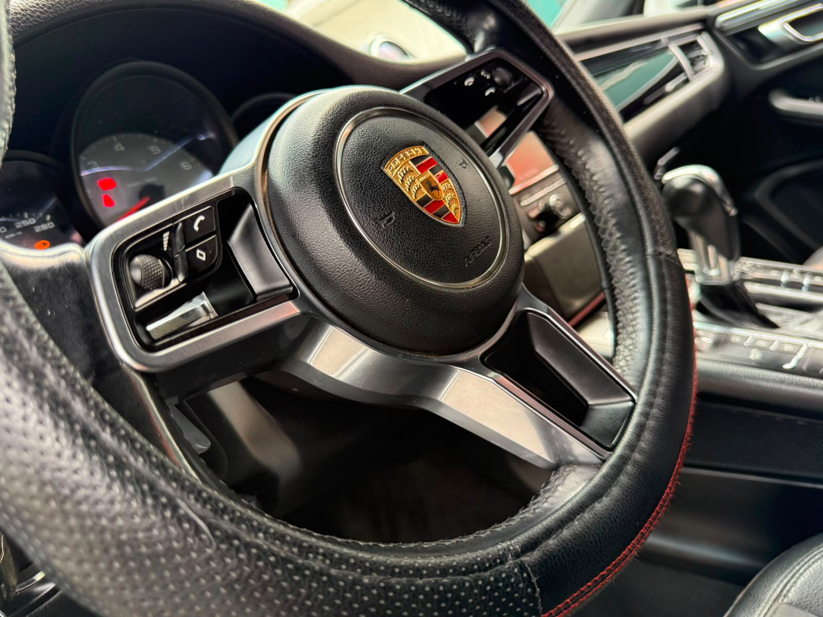 Interior y volante de un Porsche atendido en el taller AUTOTLAN
